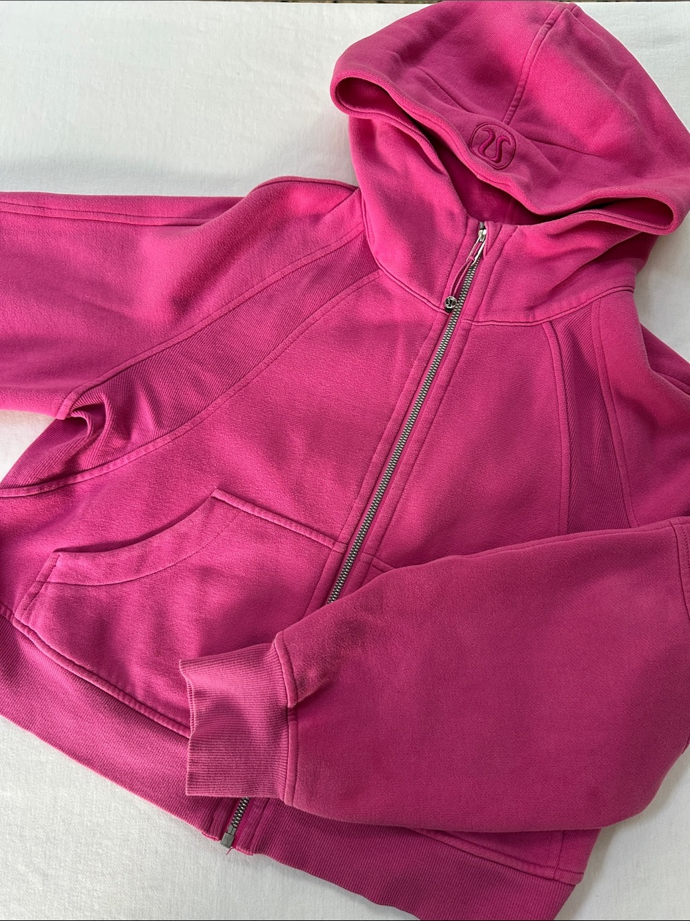 Lululemon scuba crop zip up hoodie XS 
Hot pink